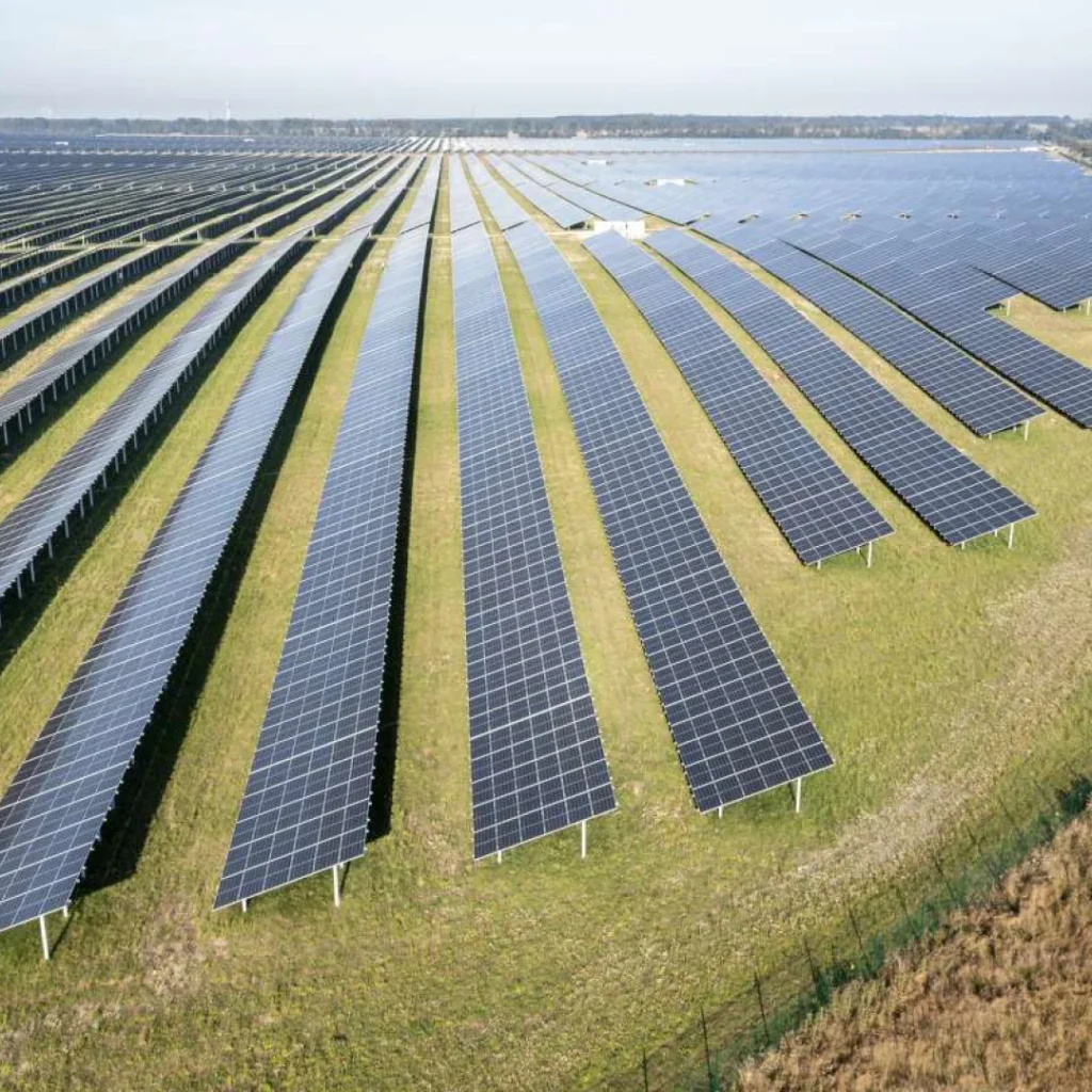 Freiflaechen-Solaranlage-Brandenburg-bei-Berlin-EnBW_1